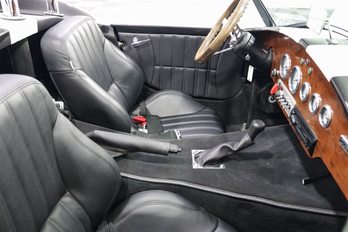 Ford-Shelby-Cobra-1966-Roadster-19