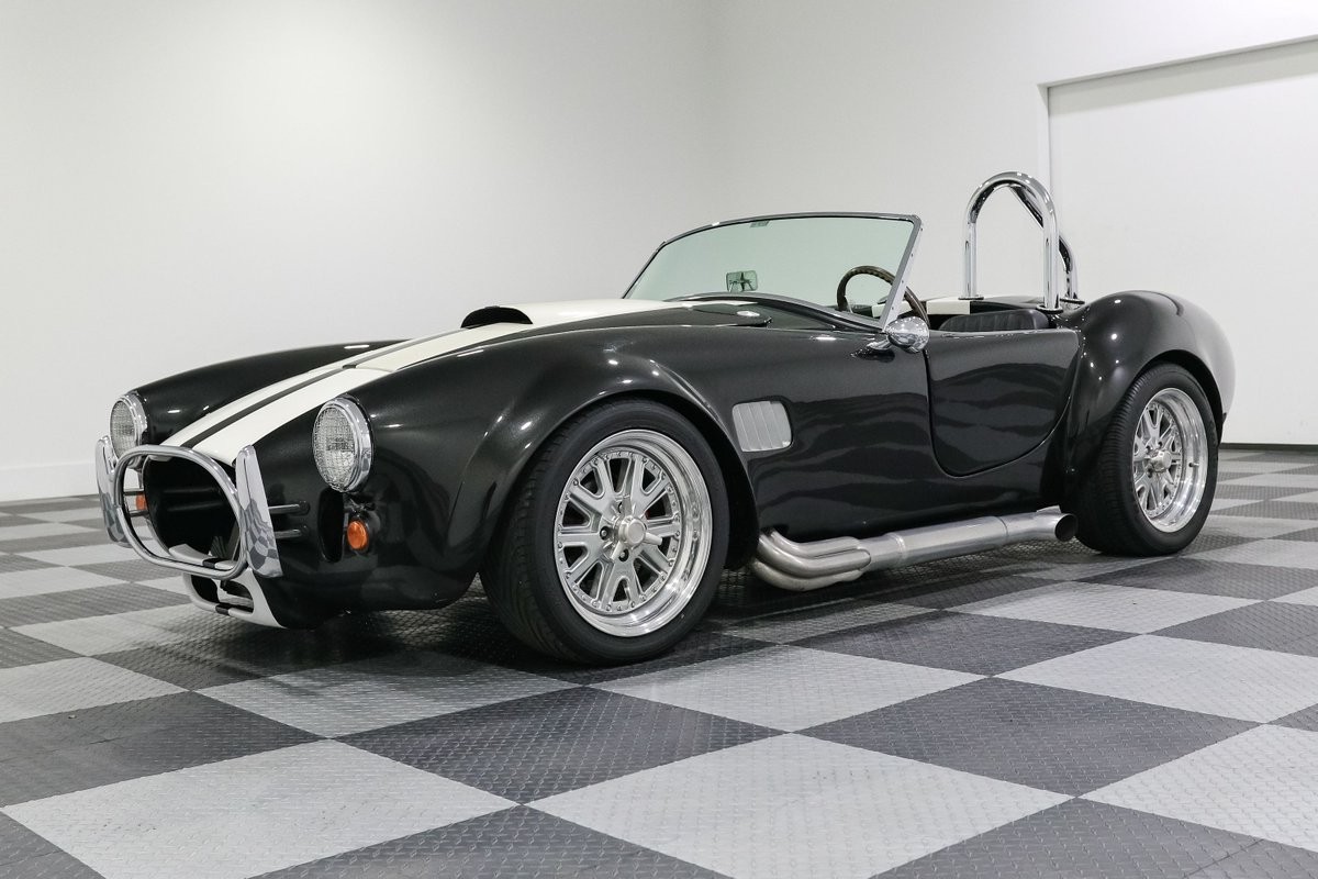 Ford-Shelby-Cobra-1966-Roadster-2