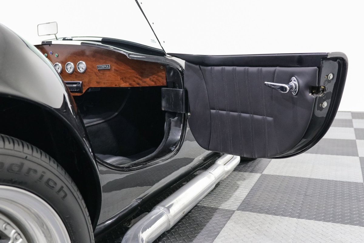 Ford-Shelby-Cobra-1966-Roadster-20