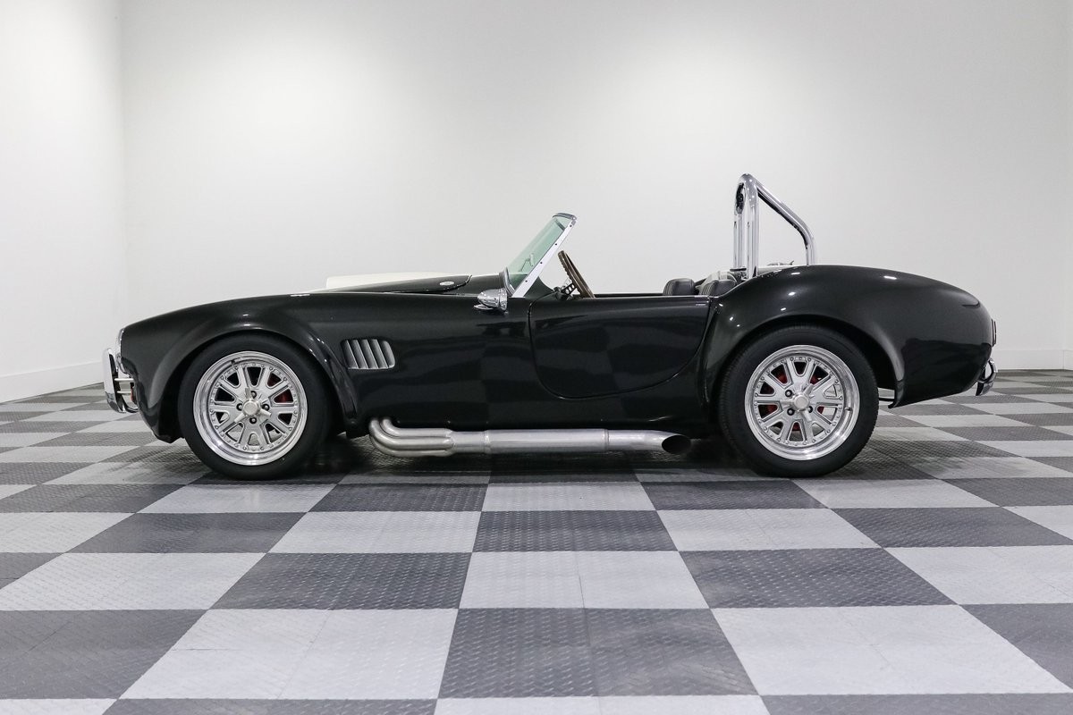 Ford-Shelby-Cobra-1966-Roadster-3