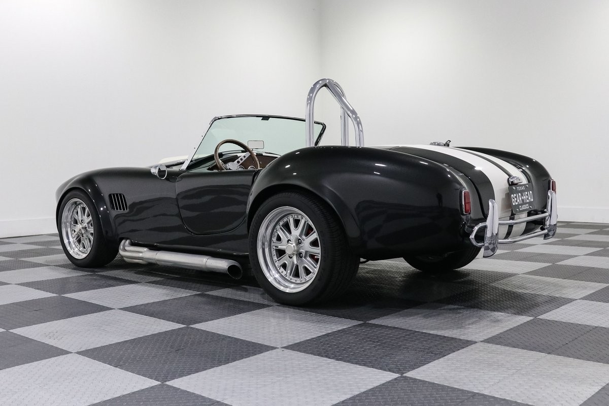 Ford-Shelby-Cobra-1966-Roadster-4