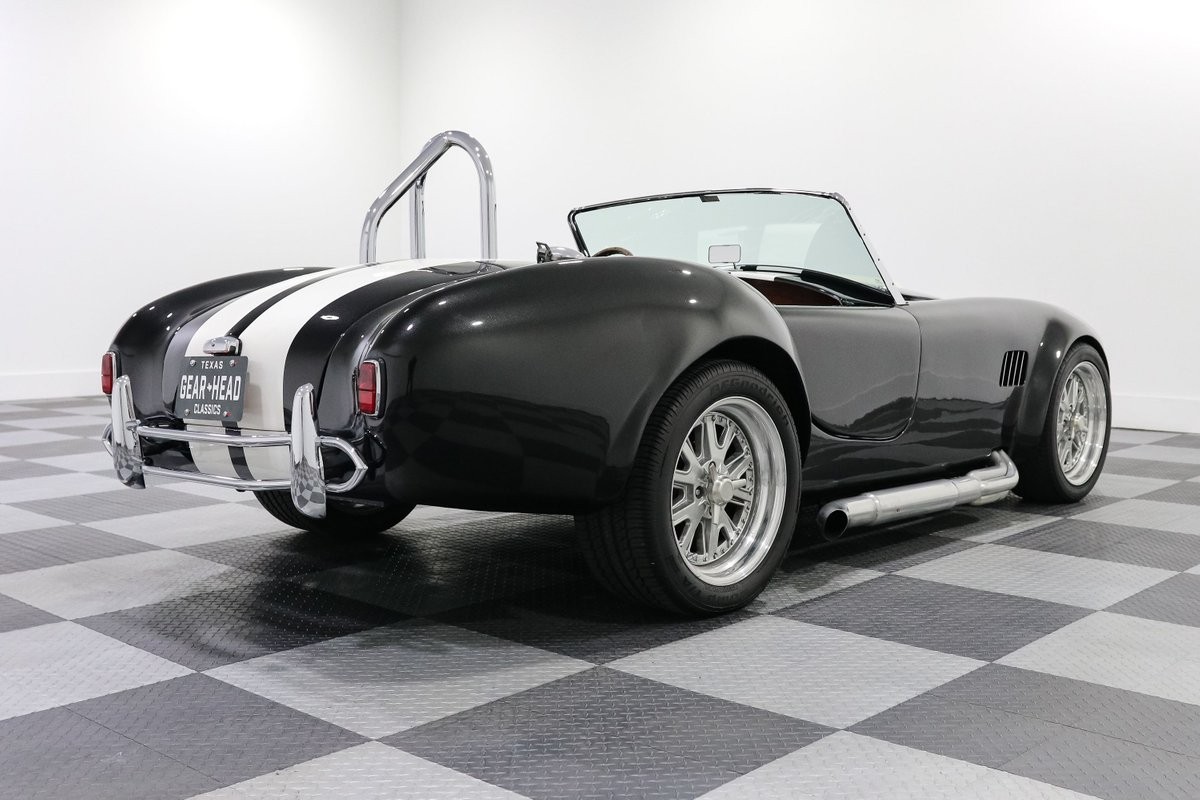 Ford-Shelby-Cobra-1966-Roadster-6