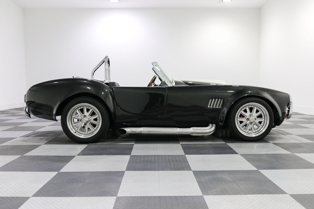 Ford-Shelby-Cobra-1966-Roadster-7