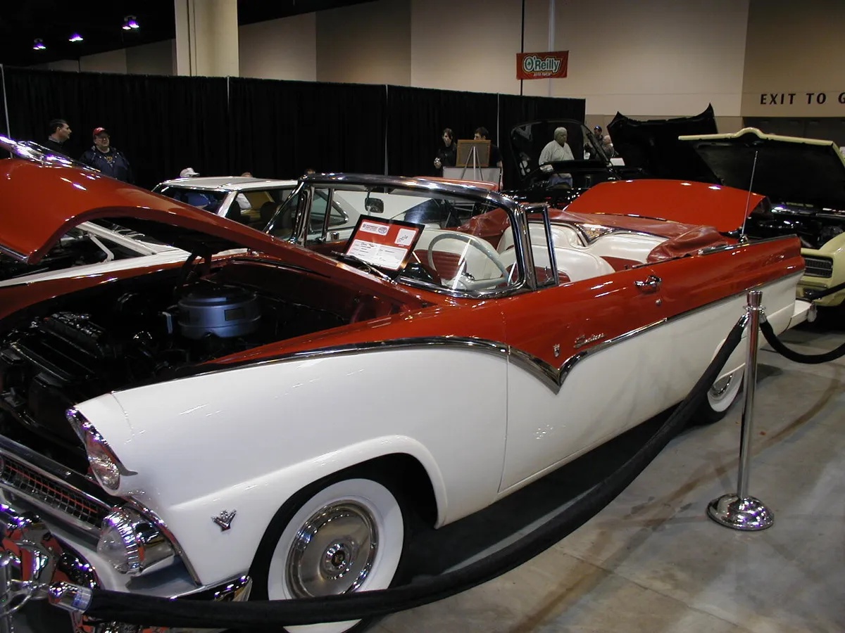 Ford-Sunliner-1955-Red-And-While-Red-And-White-2