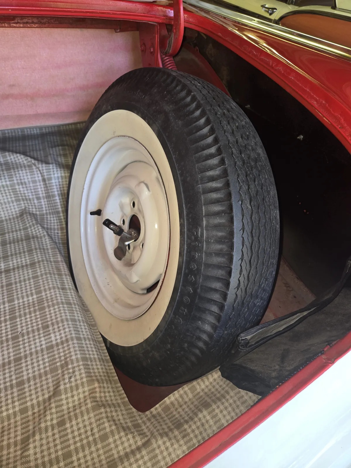 Ford-Sunliner-1955-Red-And-While-Red-And-White-4