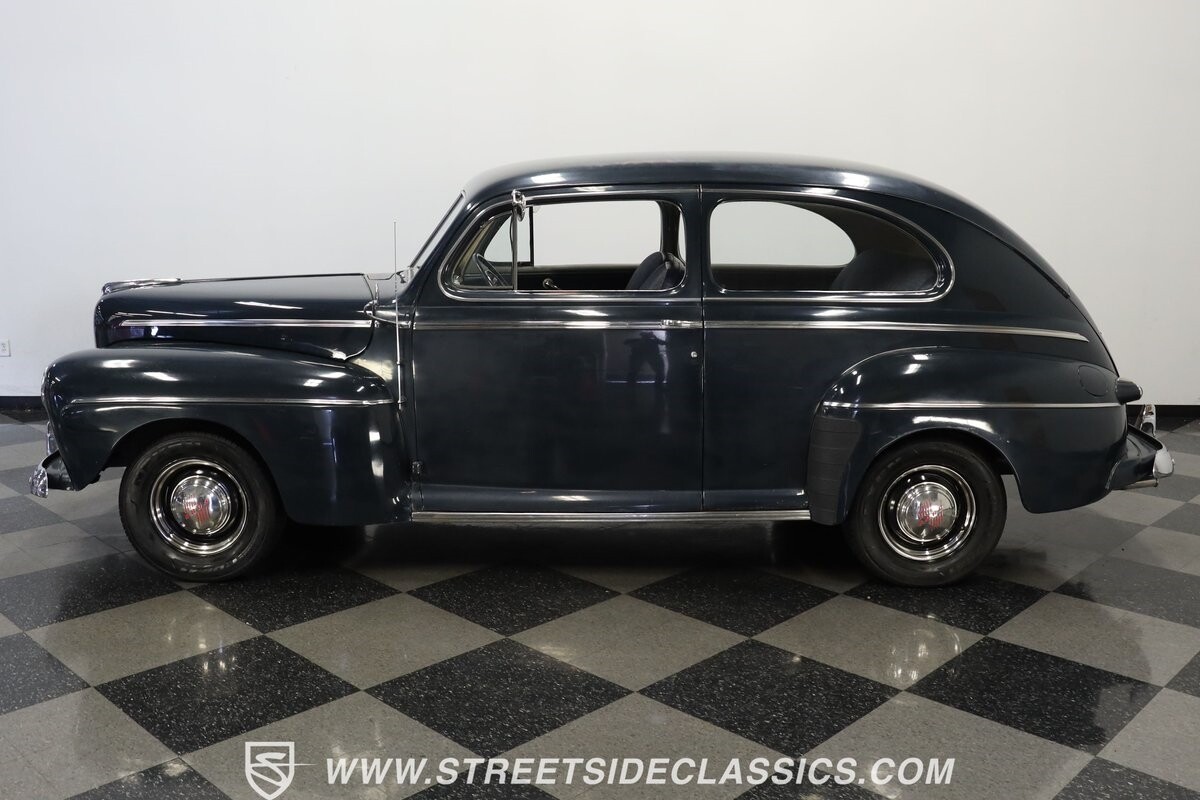 Ford-Super-Deluxe-1946-Sedan-2