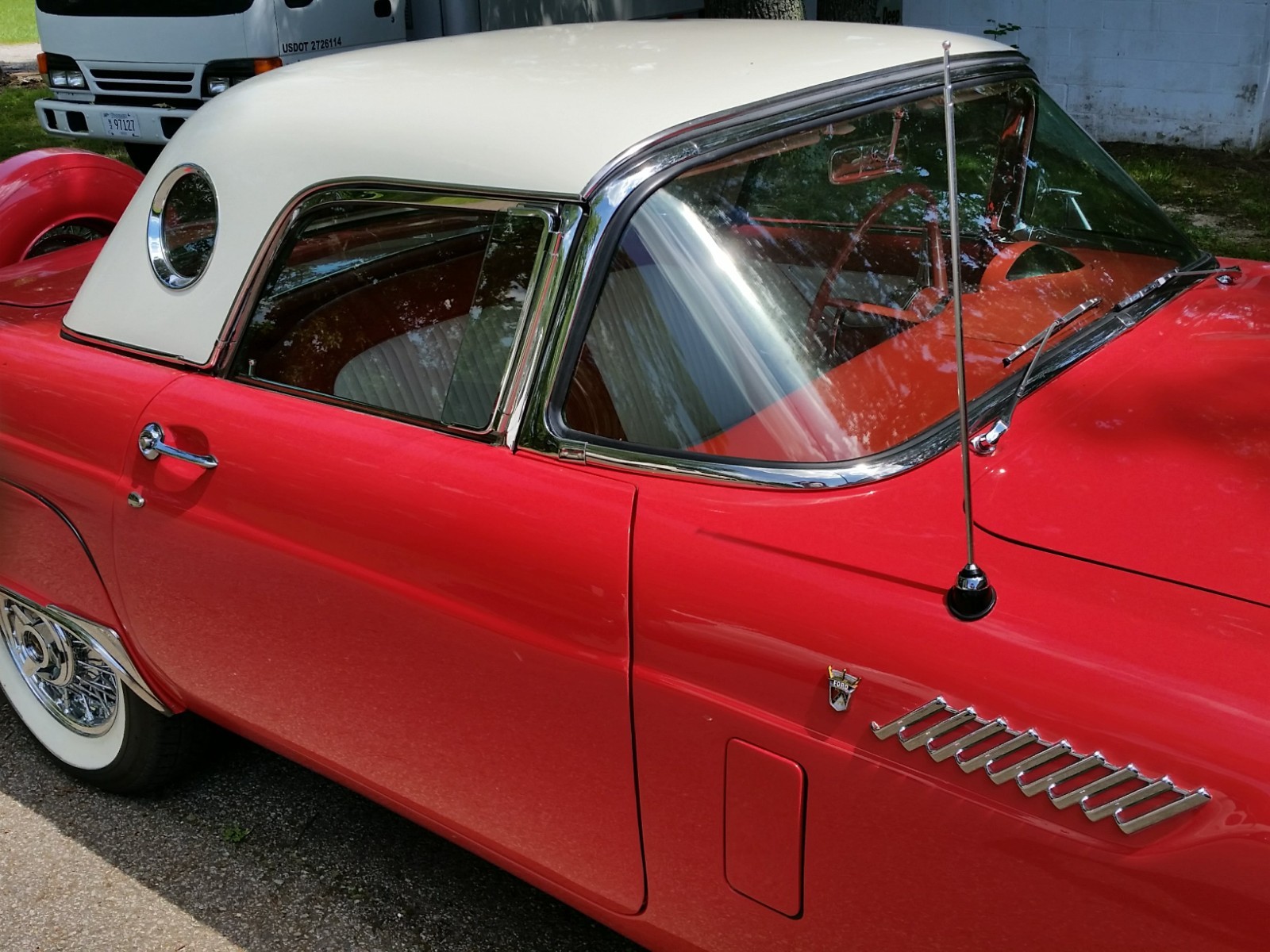 Ford-Thunderbird-1956-Convertible-2