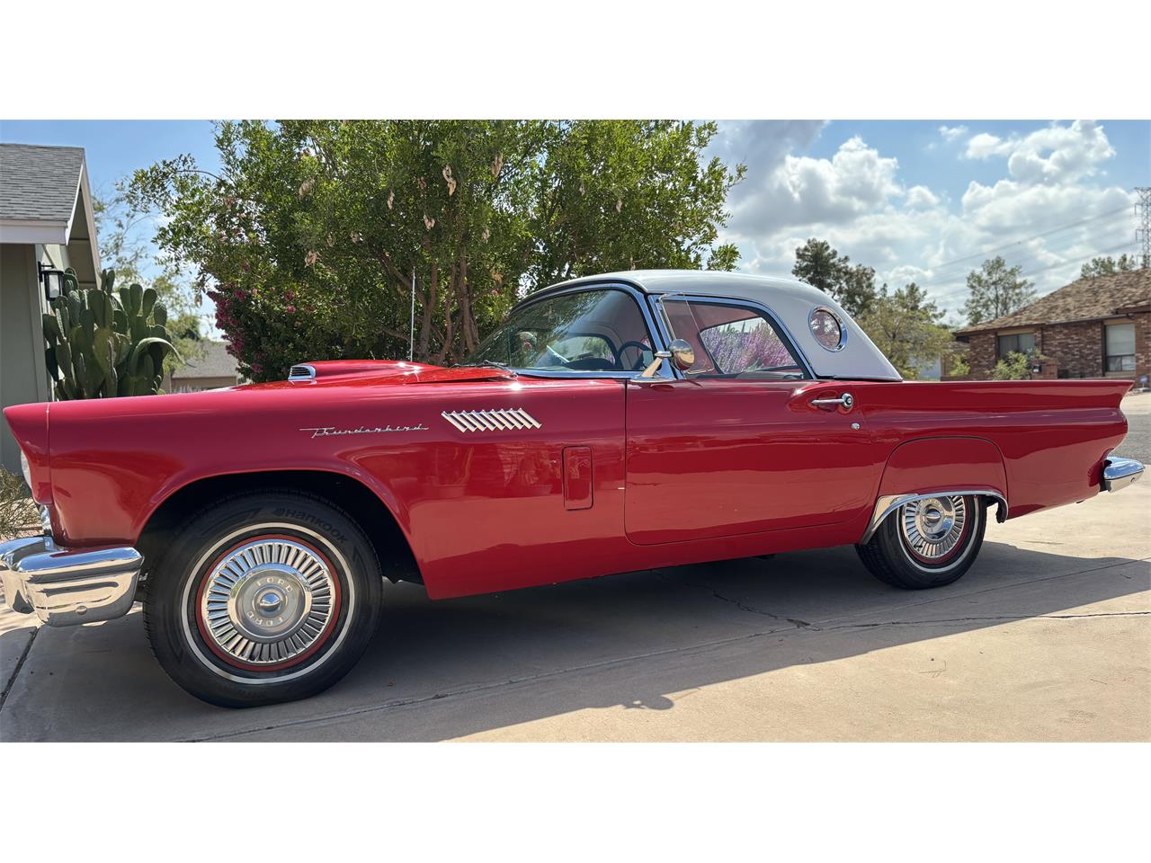 Ford-Thunderbird-1957-Red-Black-and-White-1