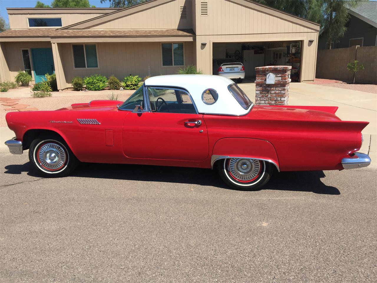 Ford-Thunderbird-1957-Red-Black-and-White-3