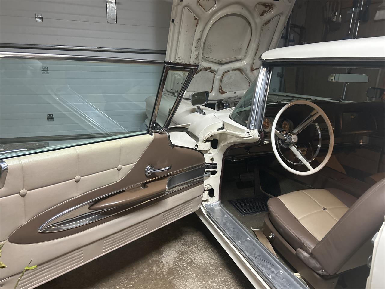 Ford-Thunderbird-1960-Creme-Light-brown-and-crem-3