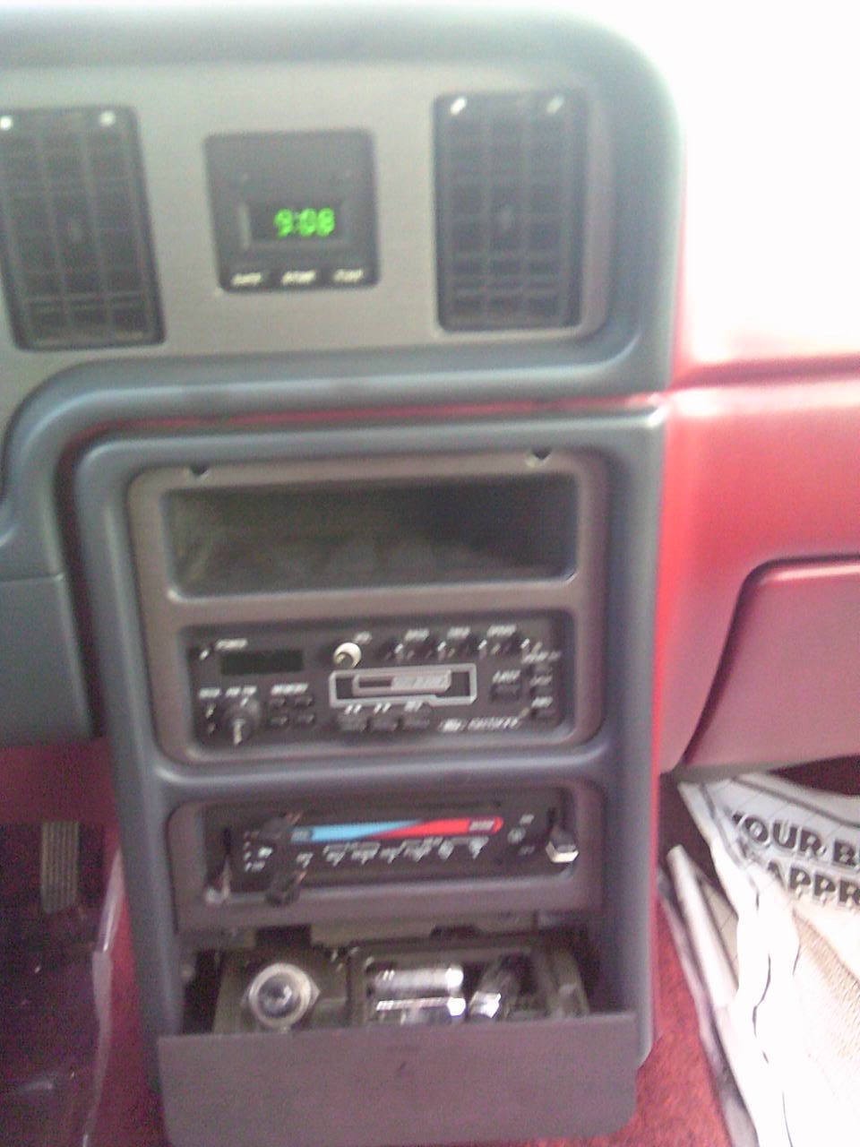 Ford-Thunderbird-1985-Sedan-28