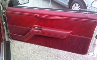 Ford-Thunderbird-1985-Sedan-34