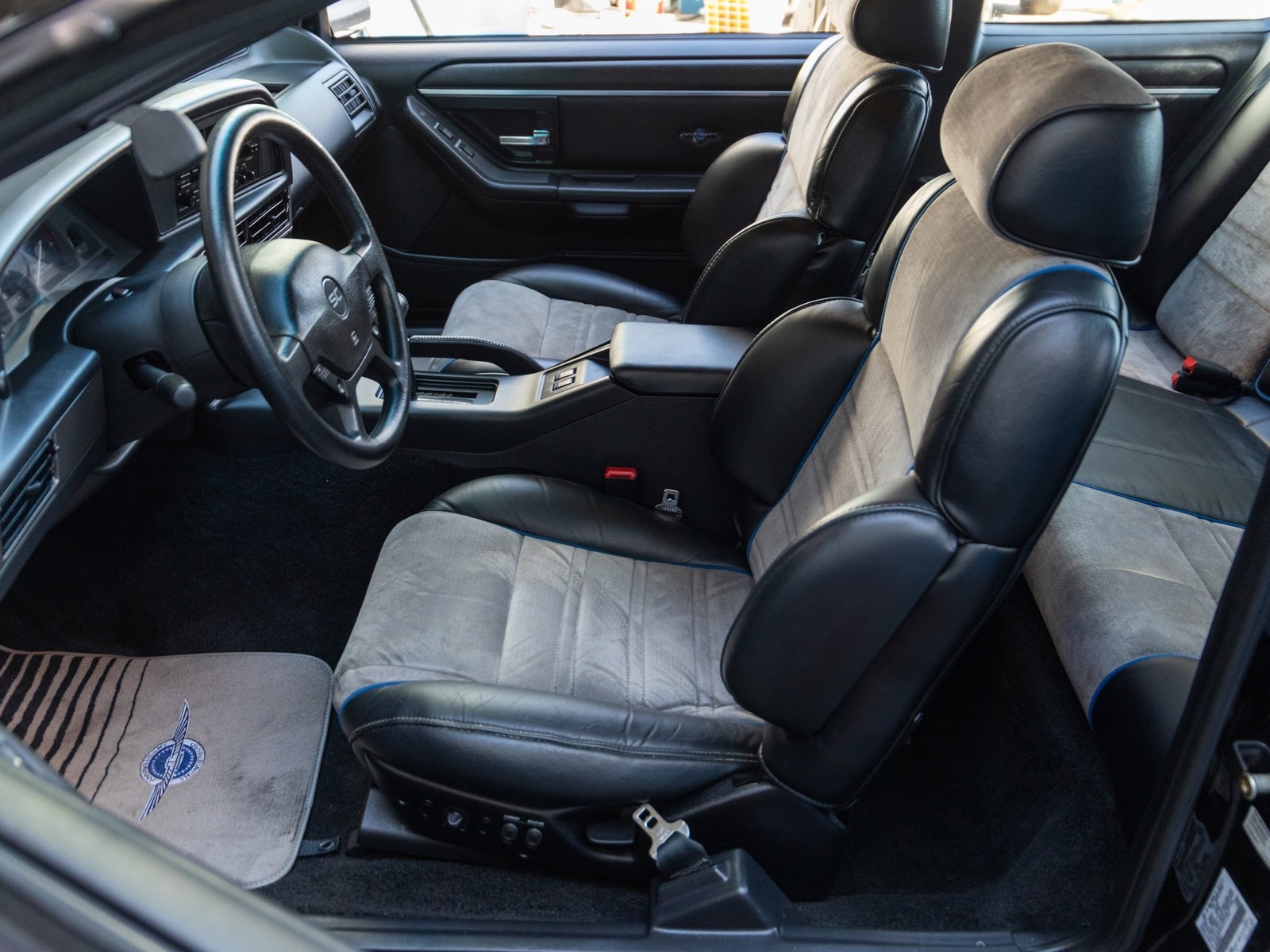 Ford-Thunderbird-1990-Coupe-33