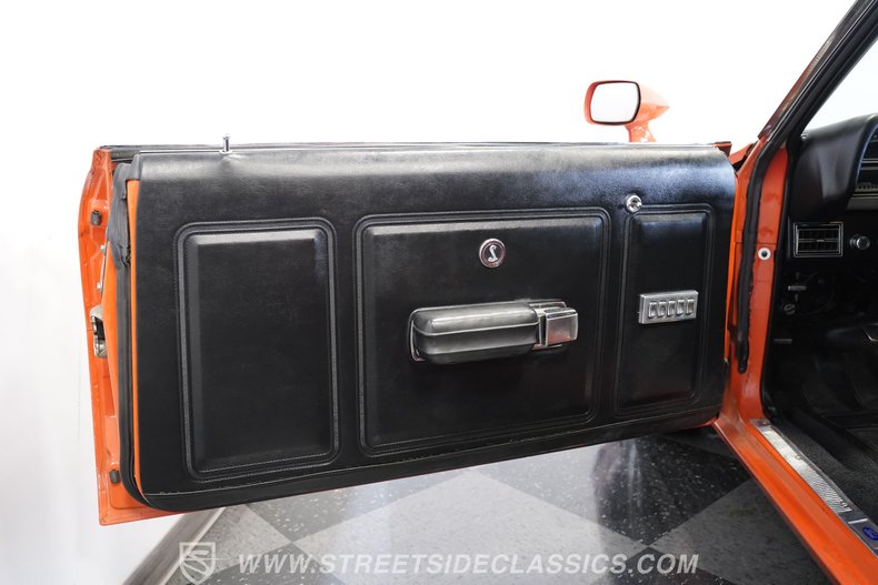 Ford-Torino-1970-Calypso-Coral-Black-10