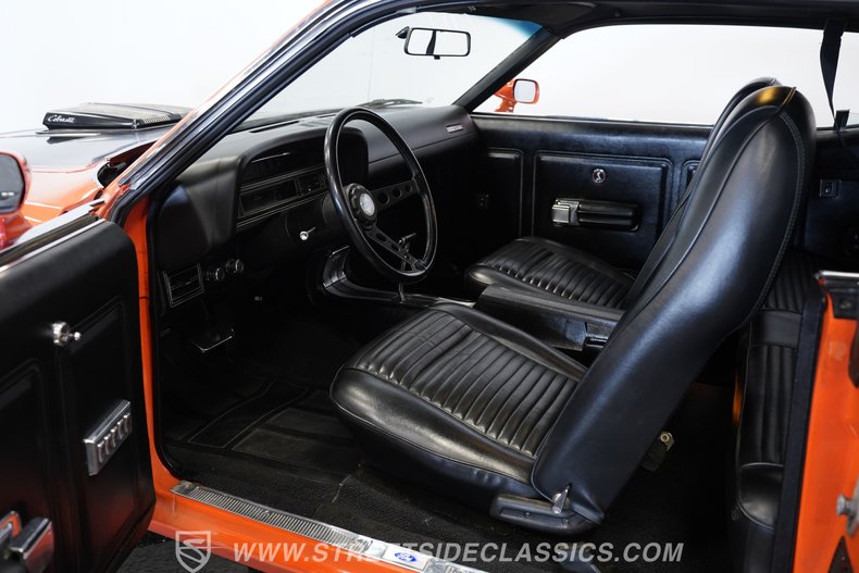 Ford-Torino-1970-Calypso-Coral-Black-11