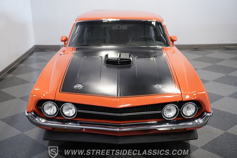 Ford-Torino-1970-Calypso-Coral-Black-23