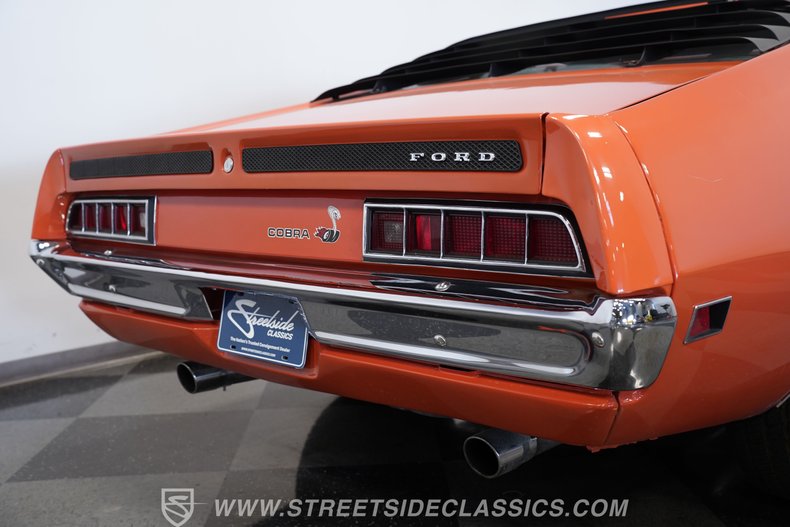 Ford-Torino-1970-Calypso-Coral-Black-33