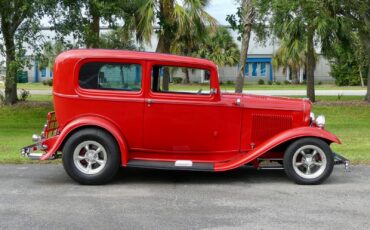 Ford-Tudor-1932-Sedan-2