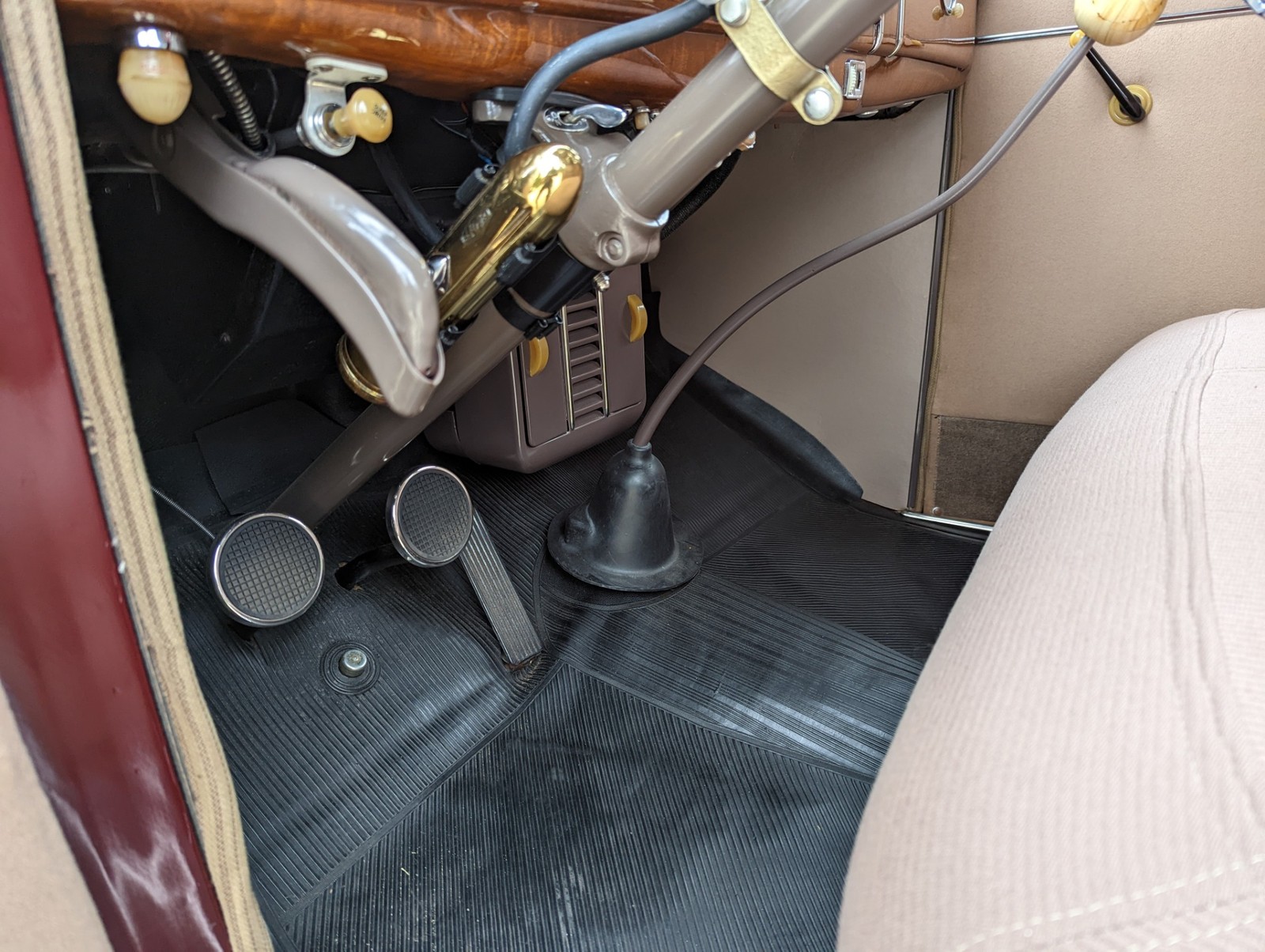 Ford-Tudor-1939-2-Door-24