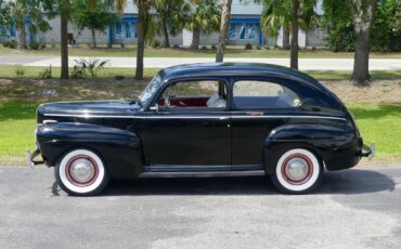 Ford-Tudor-1941-Sedan-11