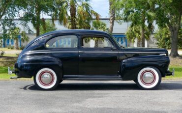 Ford-Tudor-1941-Sedan-2