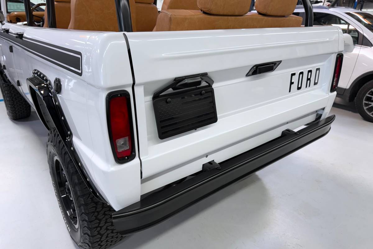 Ford-bronco-1969-white-103