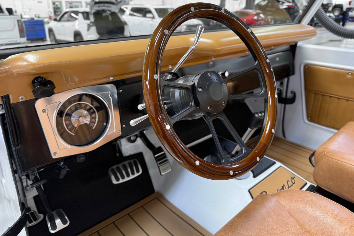 Ford-bronco-1969-white-119