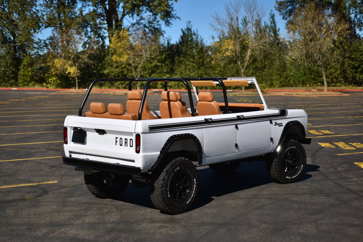 Ford-bronco-1969-white-26