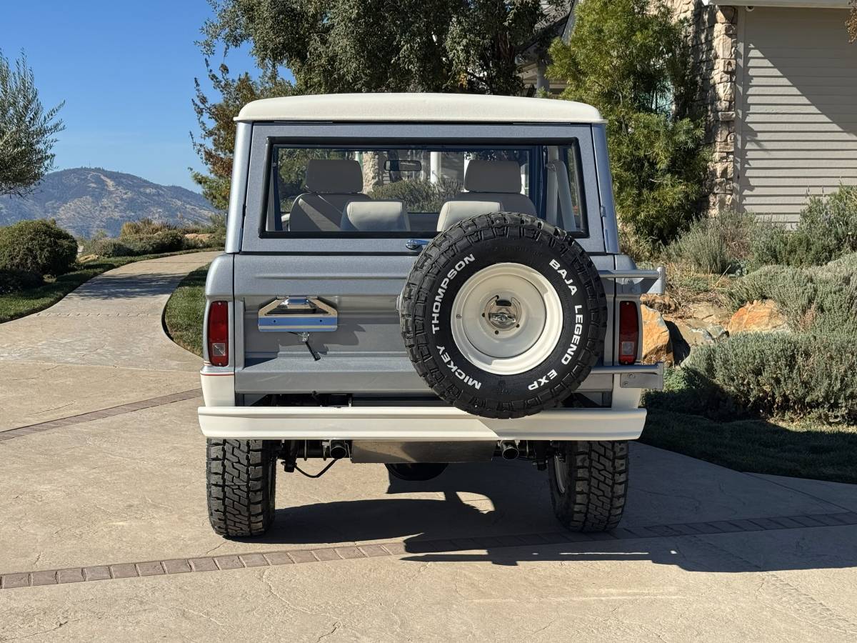 Ford-bronco-1972-silver-404