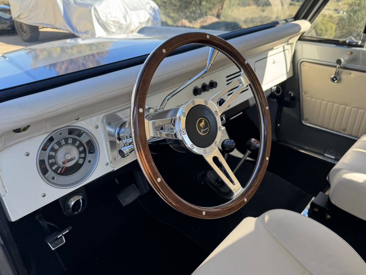 Ford-bronco-1972-silver-410