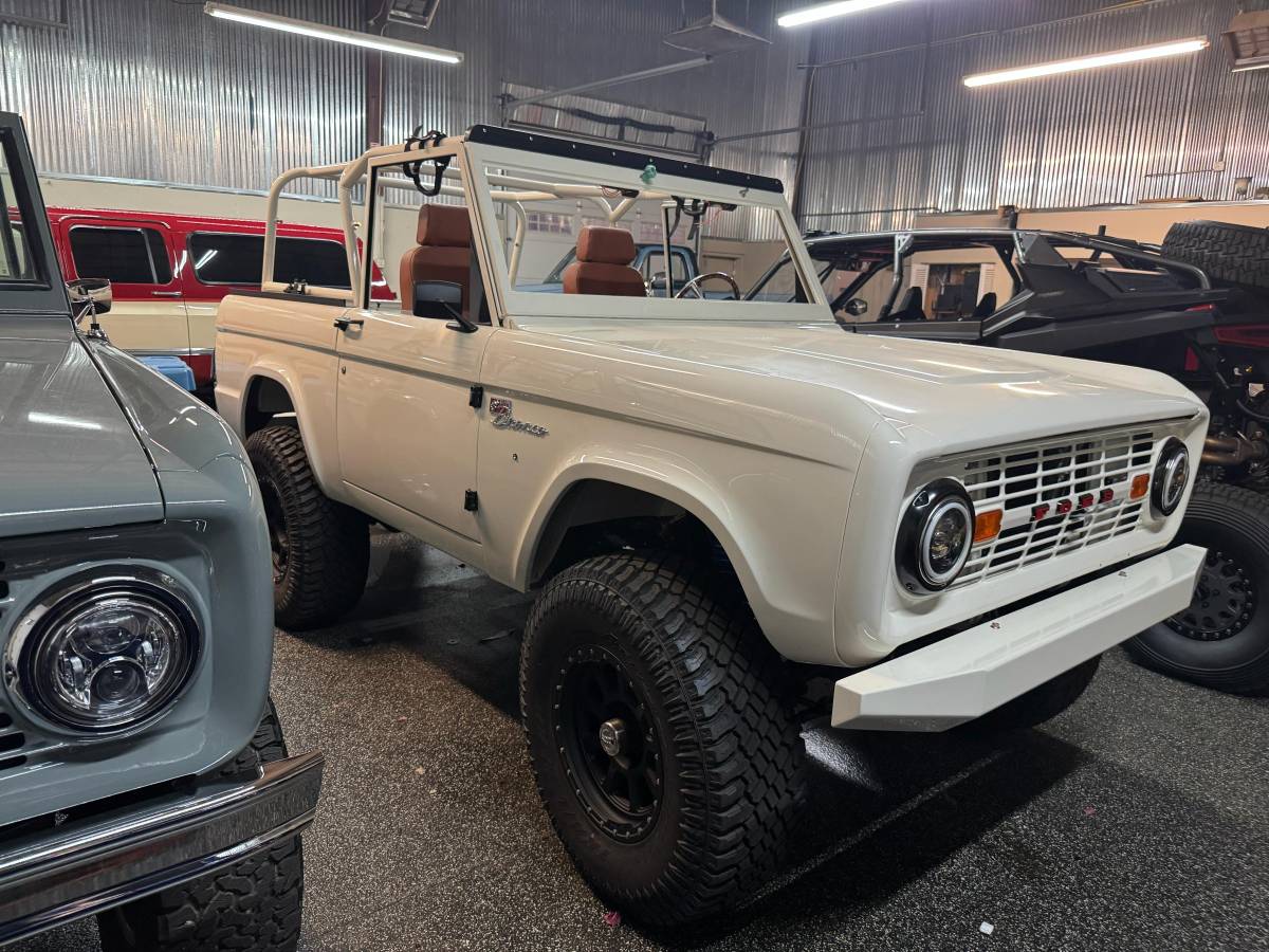 Ford-bronco-1974-white-9