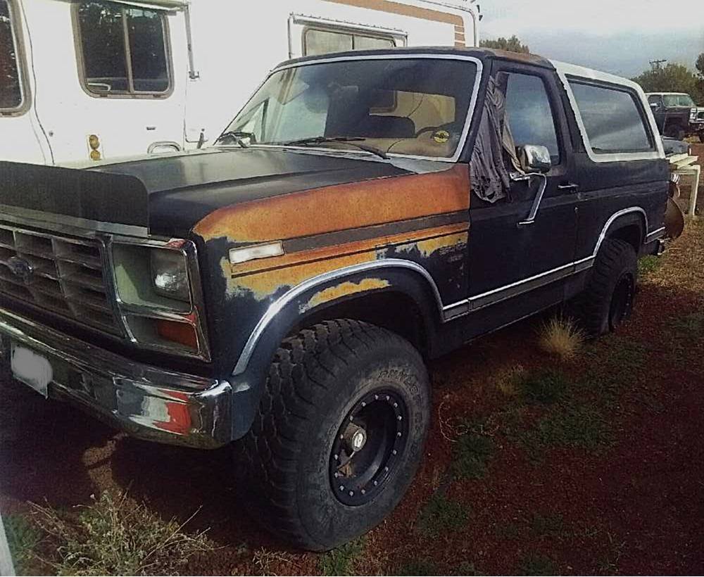 Ford-bronco-1983-black-3