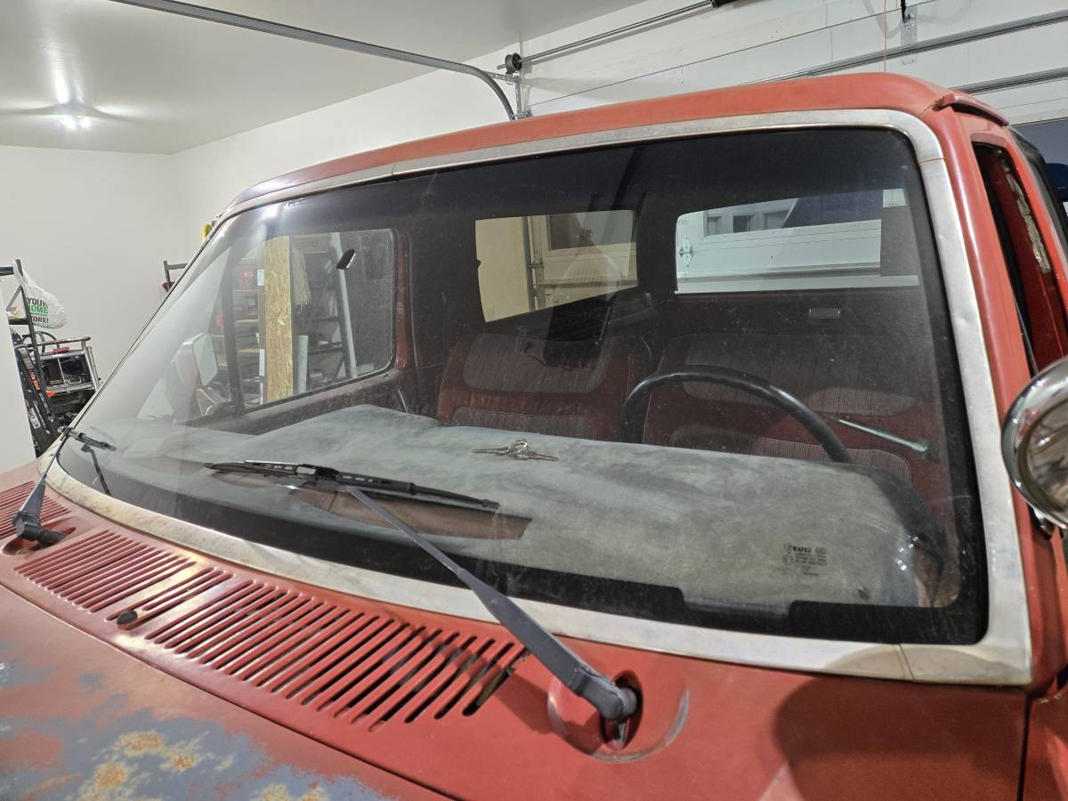 Ford-bronco-1985-red-2