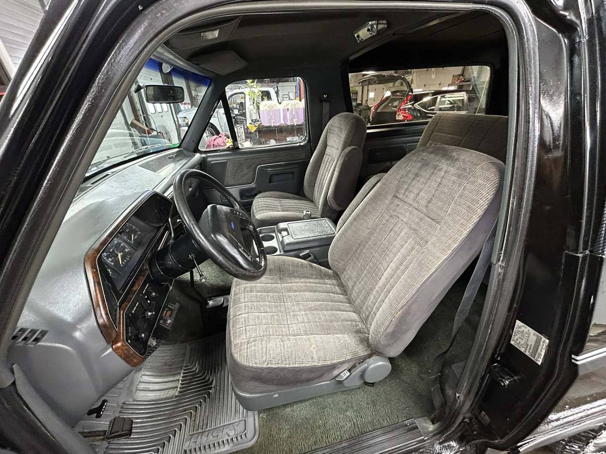 Ford-bronco-1989-black-40