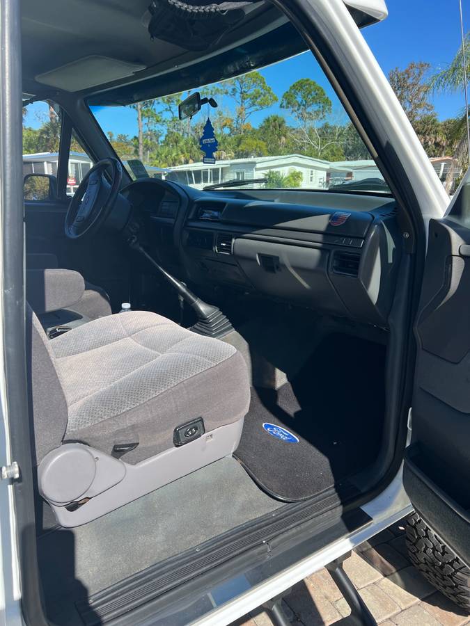 Ford-bronco-1992-white-17