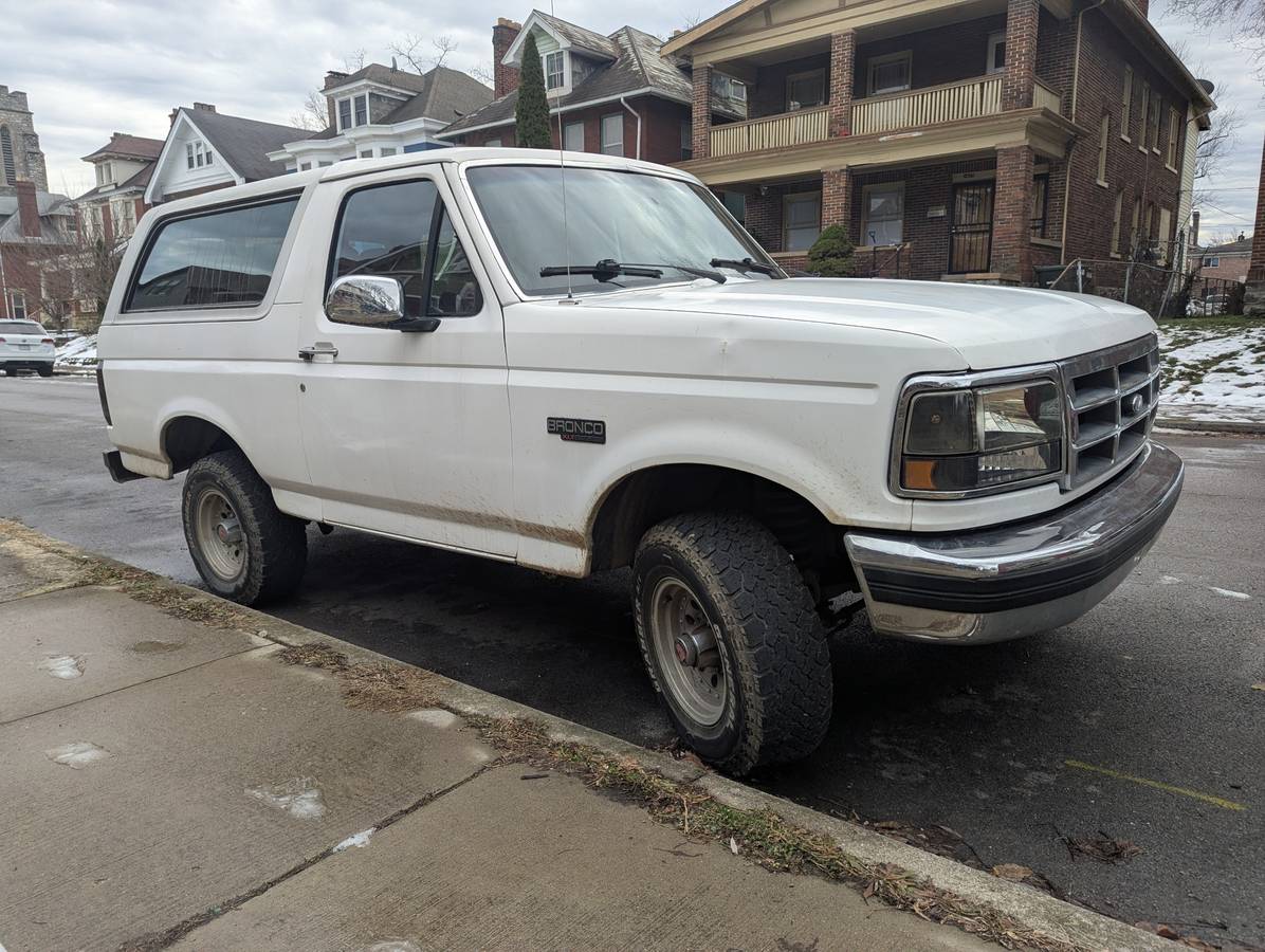 Ford-bronco-1992-white-2