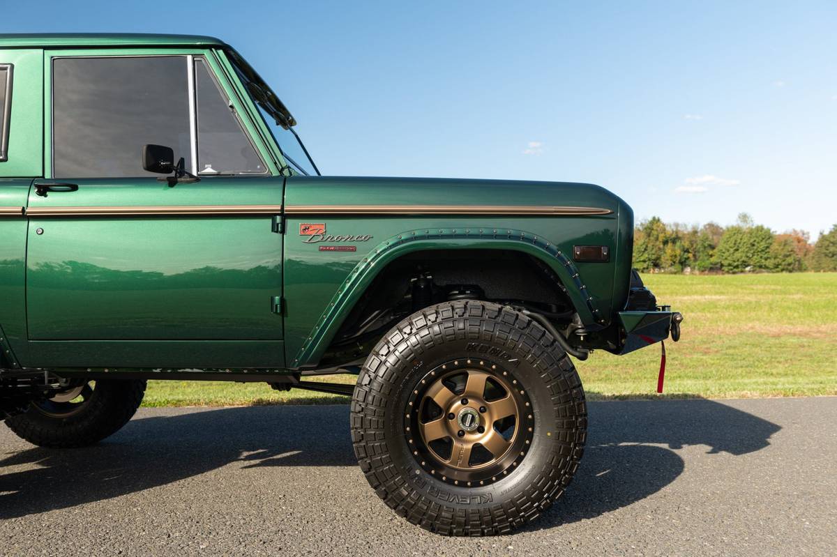 Ford-bronco-4x4-1973-green-4