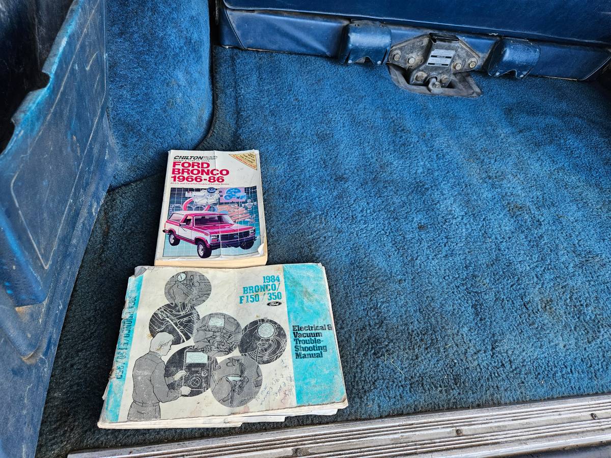 Ford-bronco-4x4-1984-blue-1