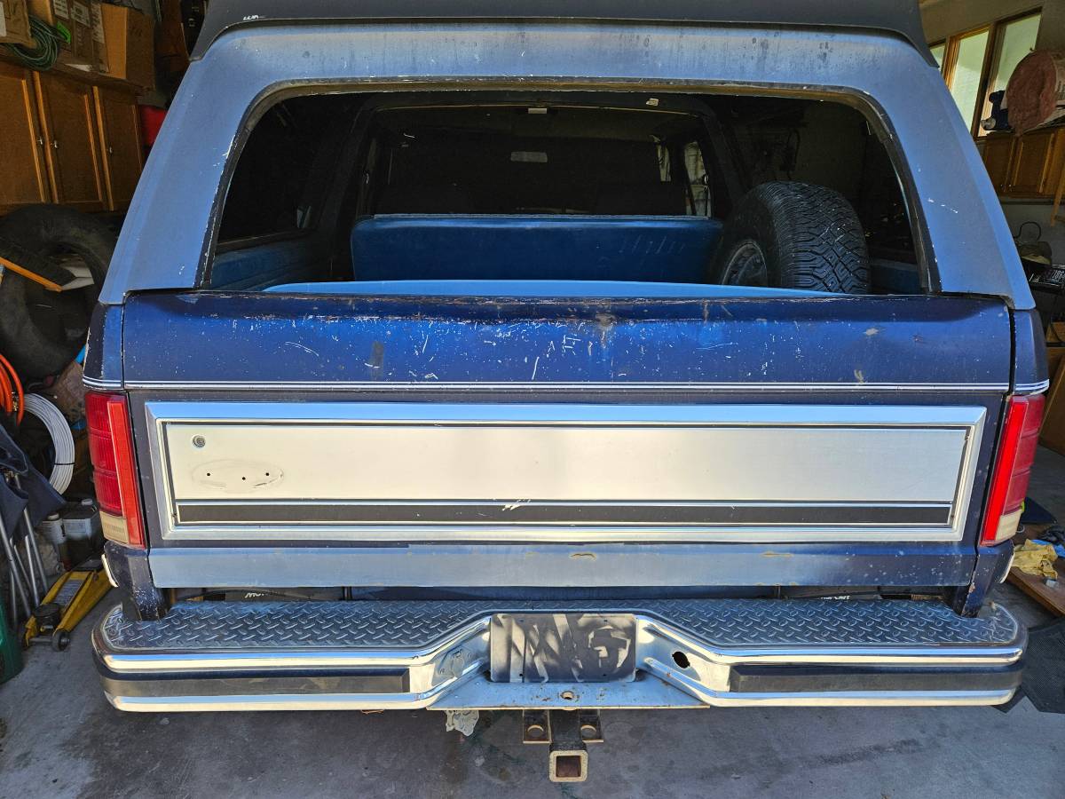 Ford-bronco-4x4-1984-blue-6