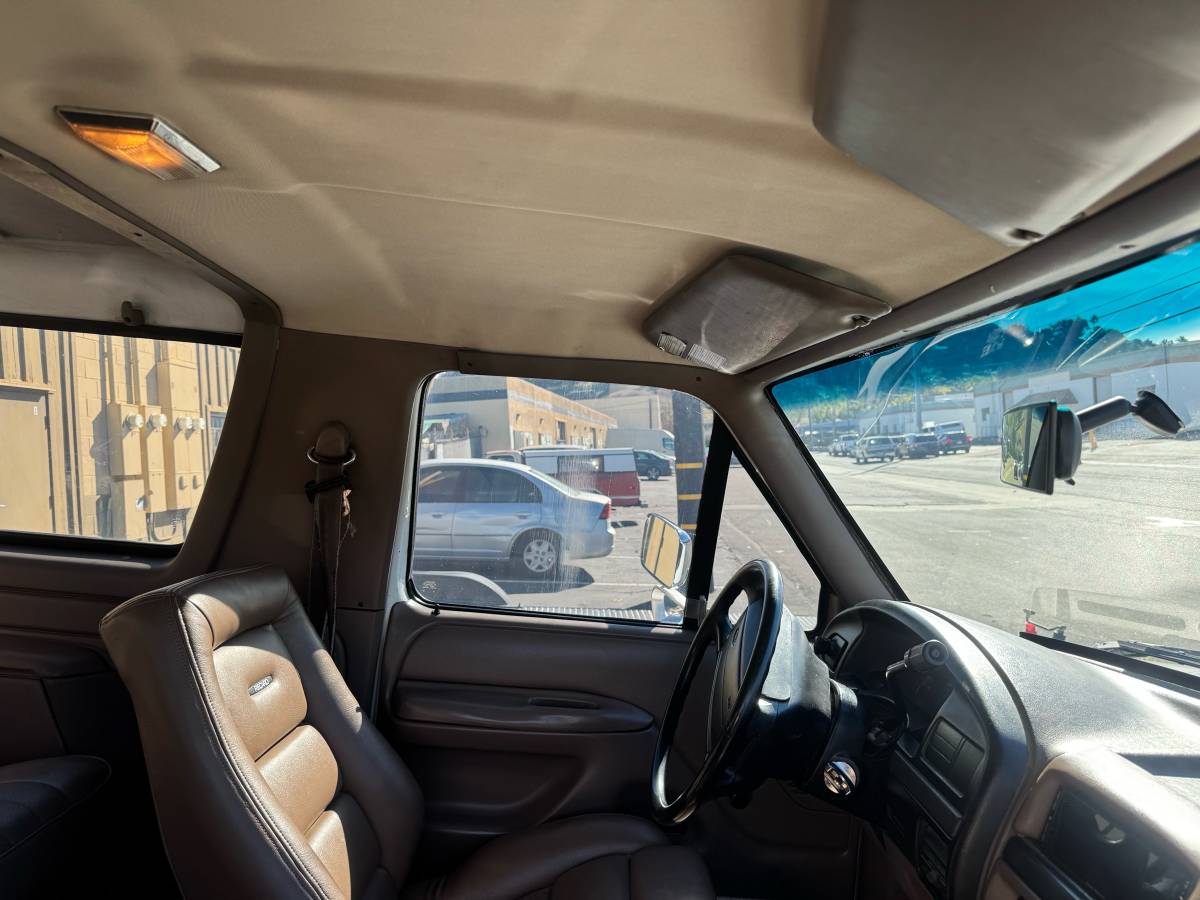 Ford-bronco-4x4-1994-white-1