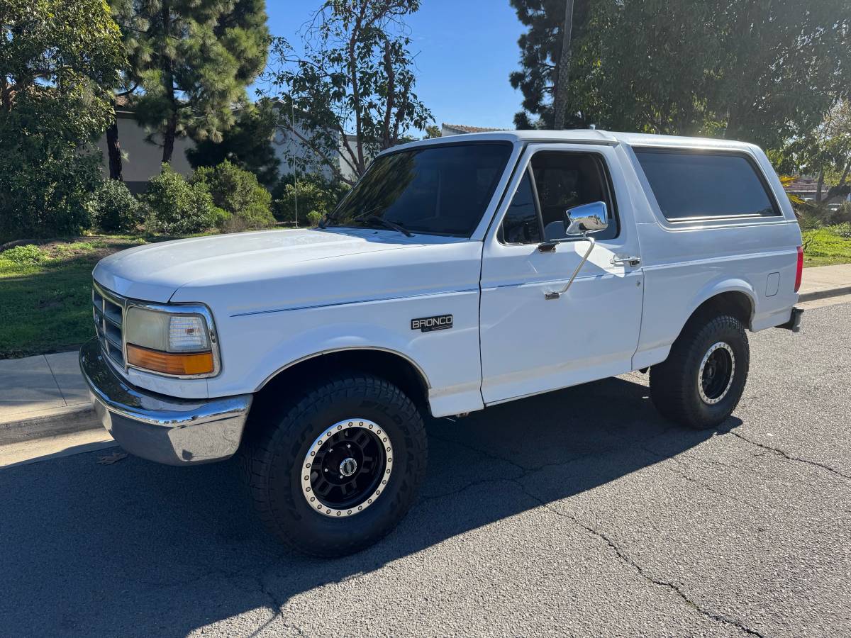 Ford-bronco-4x4-1994-white-7