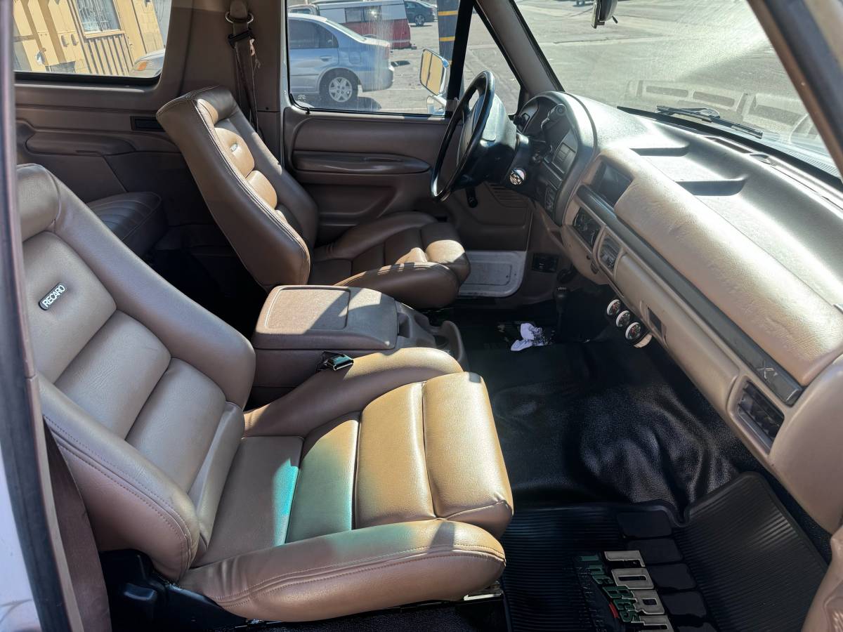 Ford-bronco-4x4-1994-white-8