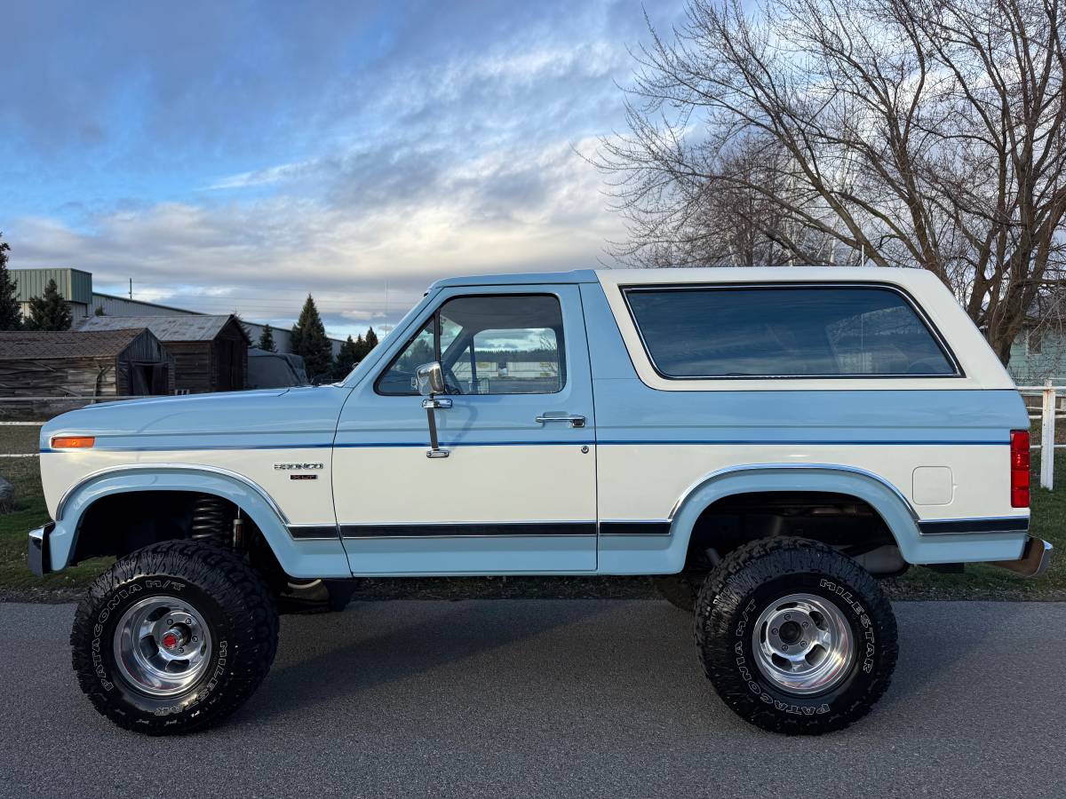Ford-bronco-xlt-1986-blue-1