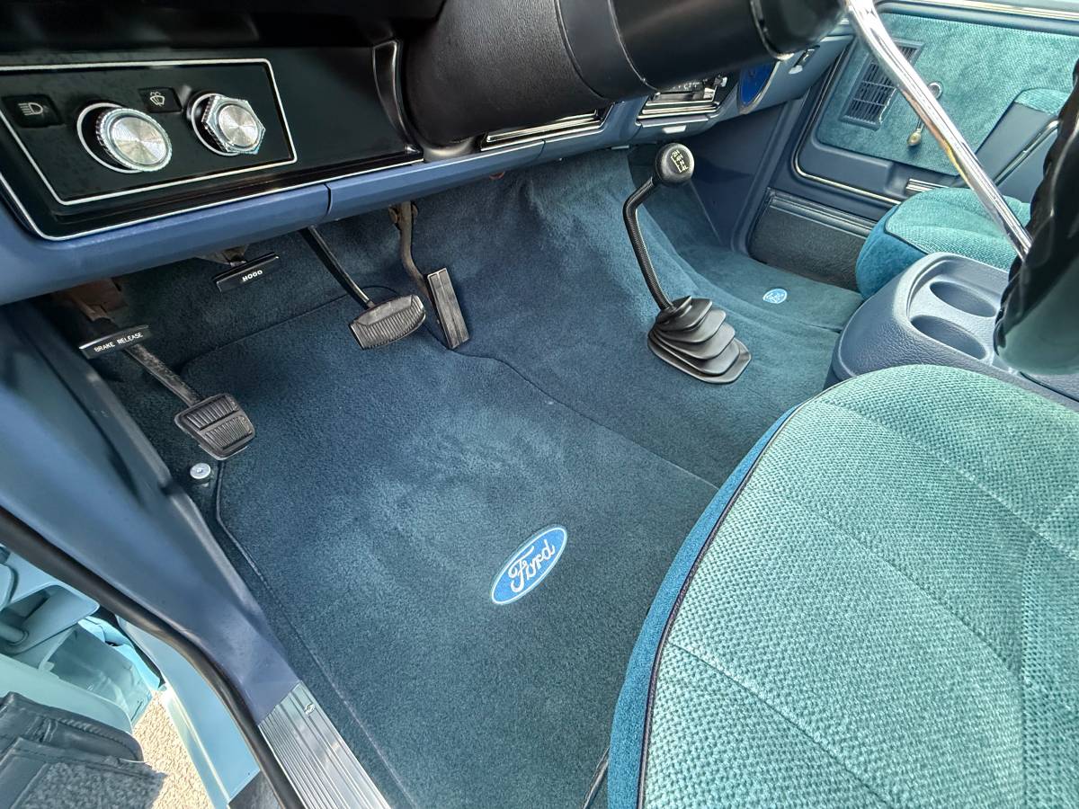 Ford-bronco-xlt-1986-blue-17