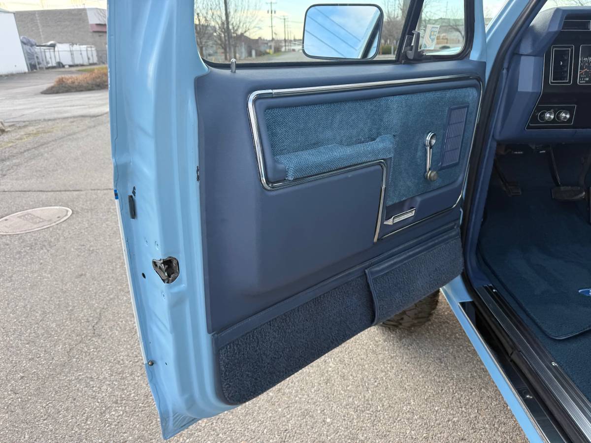 Ford-bronco-xlt-1986-blue-34