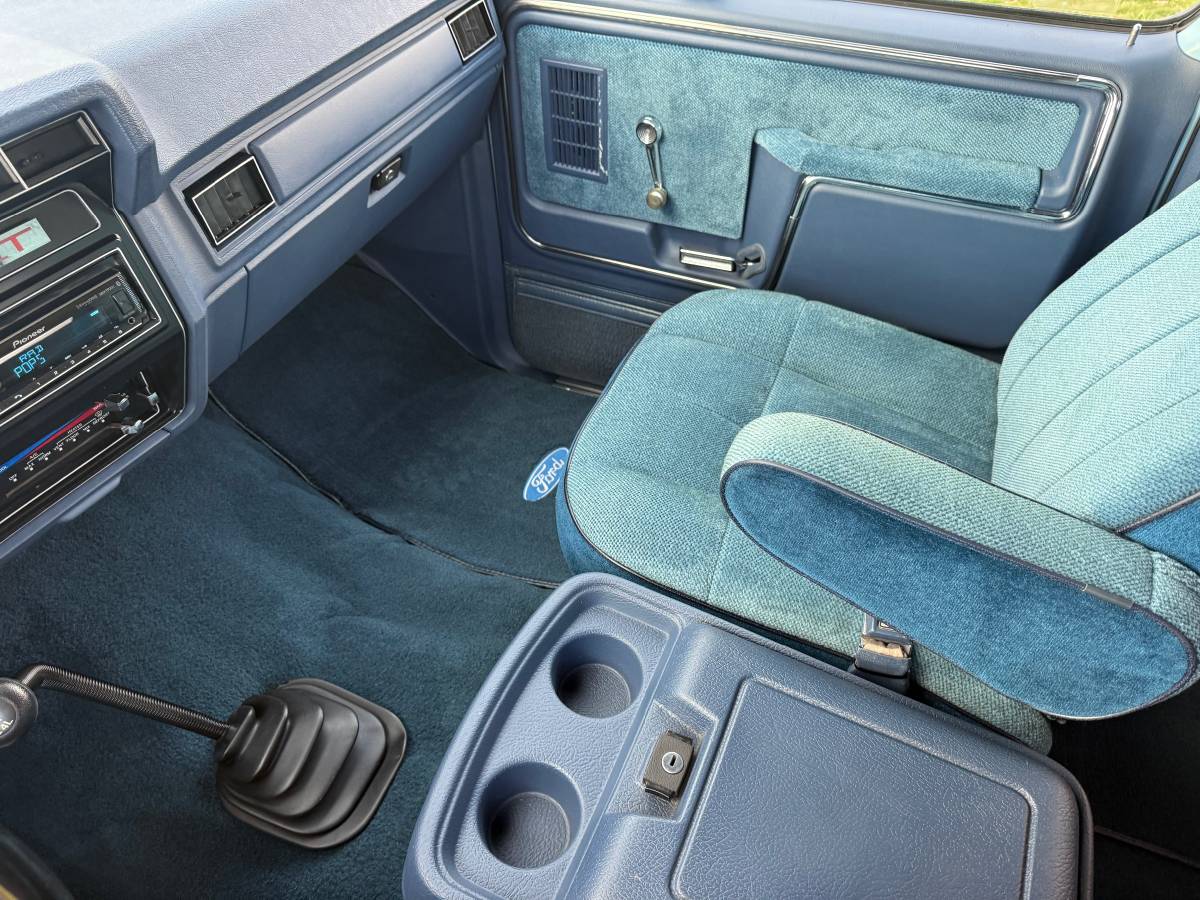 Ford-bronco-xlt-1986-blue-38