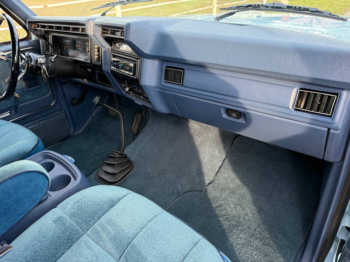 Ford-bronco-xlt-1986-blue-44