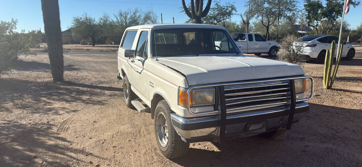 Ford-bronco-xlt-1990-white-1