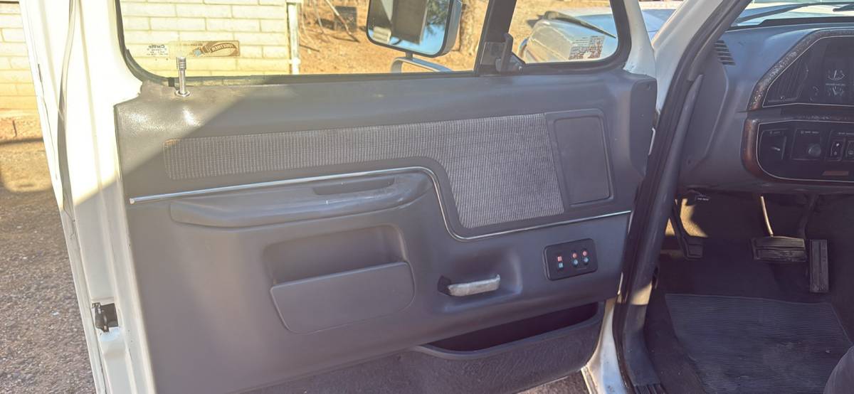 Ford-bronco-xlt-1990-white-8