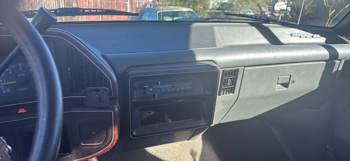 Ford-bronco-xlt-1990-white-9